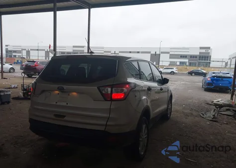 2018 Ford Escape S z USA, uszkodzony, nr VIN 1FMCU0F78JUB41751